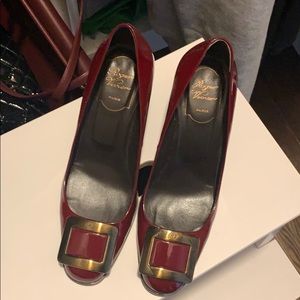 RV  Roger Vivier Burgandy gold logo pump